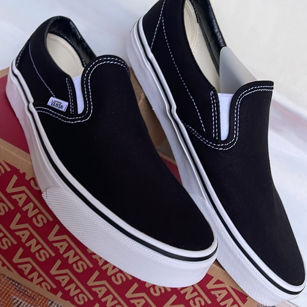 Vans WMNS Classic Slip-On Black
VN000EYEBLK
Sneakers - Picture 16 of 16